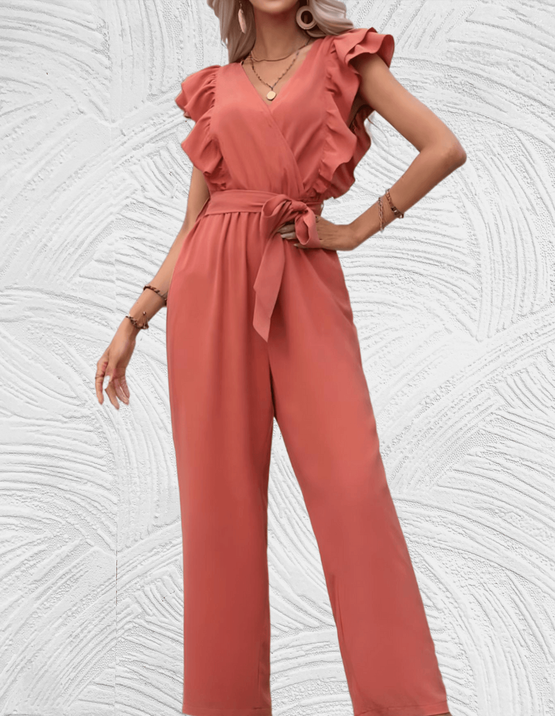 Esme - Mooi passende jumpsuit met lage v hals gegolfde zijmouwen en strikbanden aan de zijkant - Miller-Mode